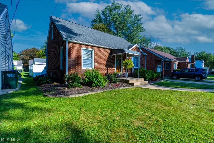 1382 Elmwood Sw Avenue, North Canton, OH 44720 - #3