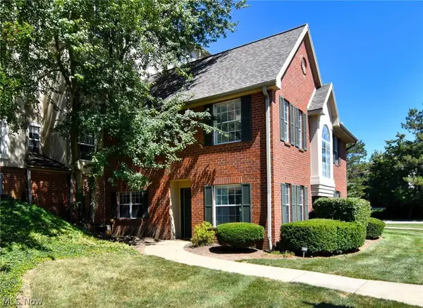 200 Fox Hollow Drive #100, Mayfield Heights, OH 44124
