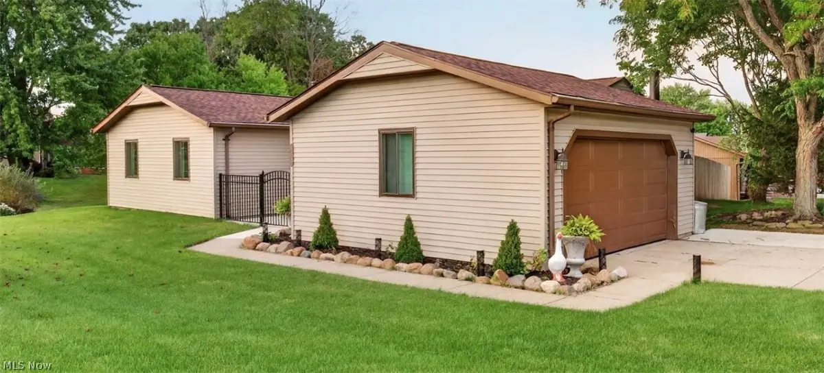 19029 Hunters Pointe Drive, Strongsville, OH 44136 - #1