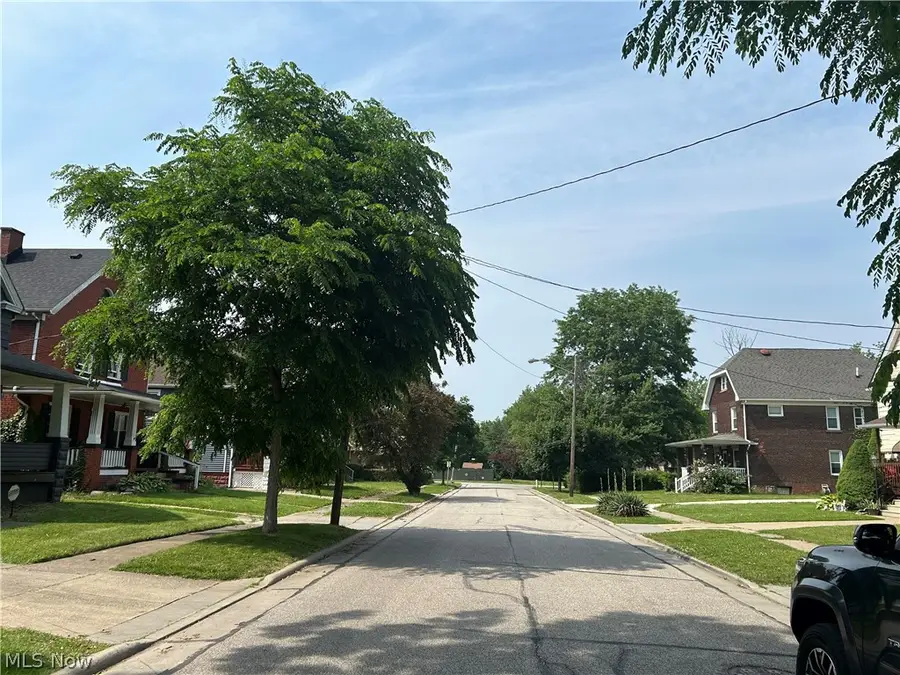 3961 E 53rd Street, Newburgh Heights, OH 44105 - #3