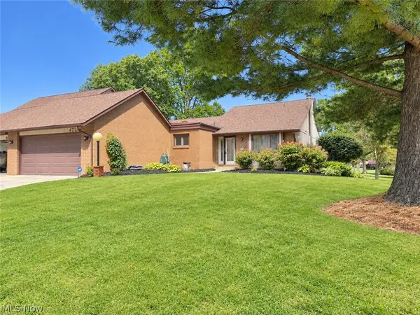 4727 Greenbriar Ne Square, Canton, OH 44714