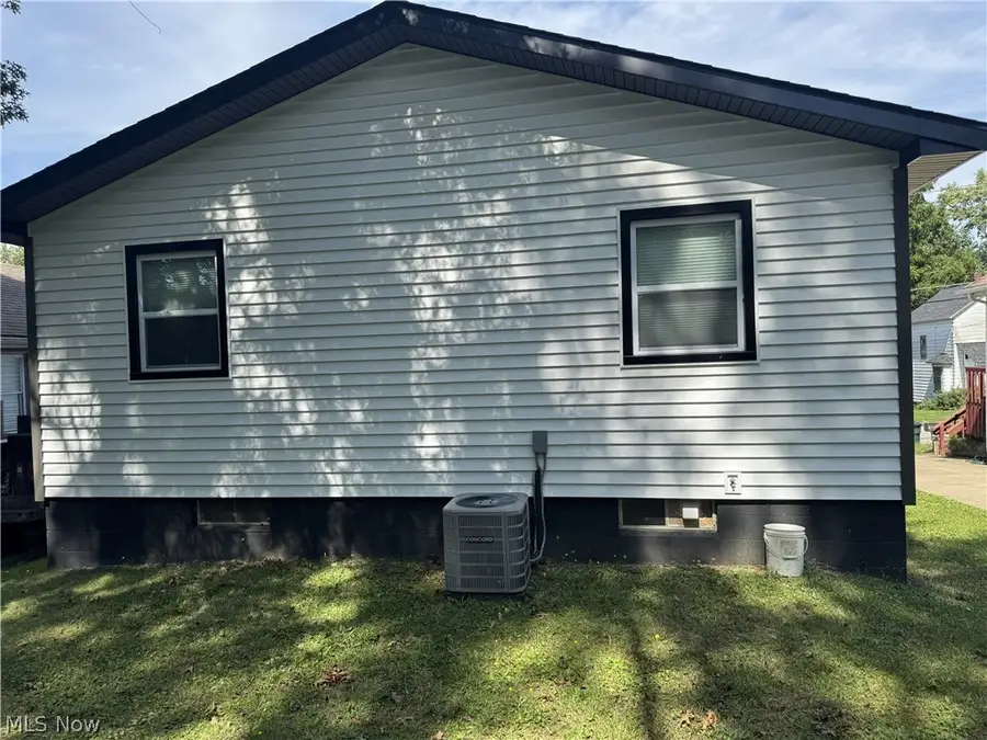 522 Grandview Avenue, Barberton, OH 44203 - #3