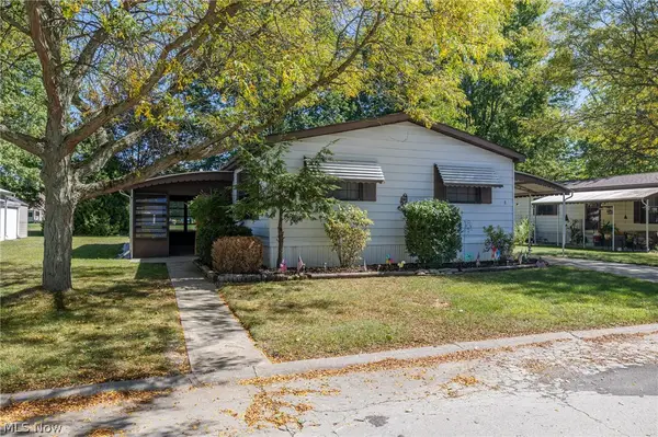 8 Dogwood Lane, Olmsted Twp, OH 44138