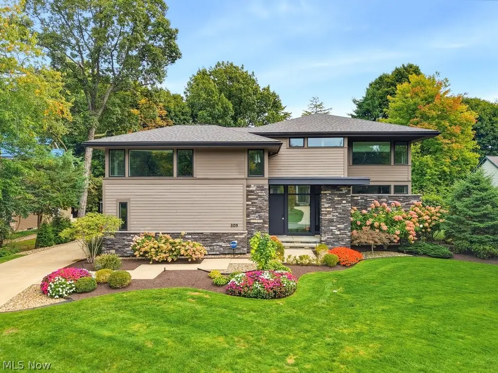 205 Lakehurst Drive, Bratenahl, OH 44108 - #1