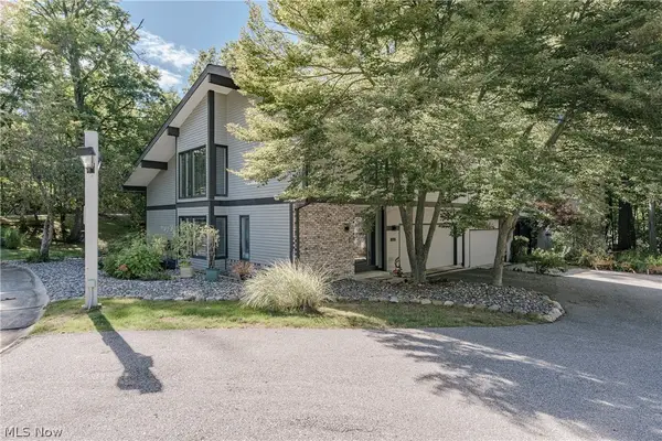 6889 Woodwalk Drive #46, Brecksville, OH 44141