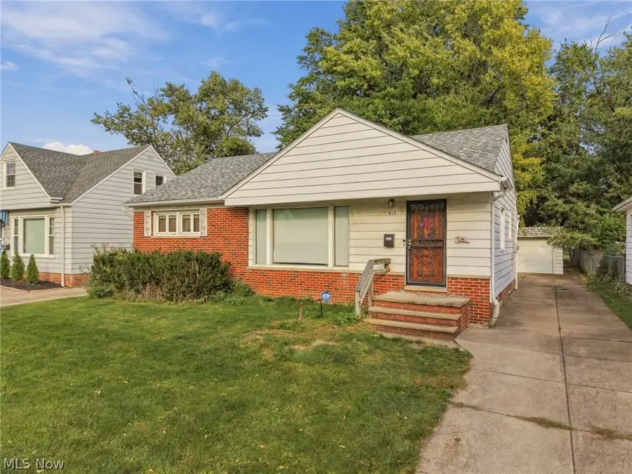 819 E 261st Street, Euclid, OH 44132 - #3