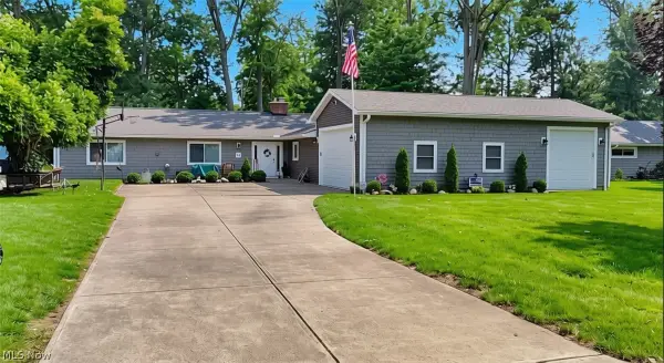 16 Keewaydin Drive, Timberlake, OH 44095