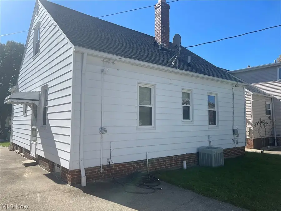 403 E 323rd Street, Willowick, OH 44095 - #3