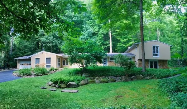 17079 Cats Den Road, Chagrin Falls, OH 44023