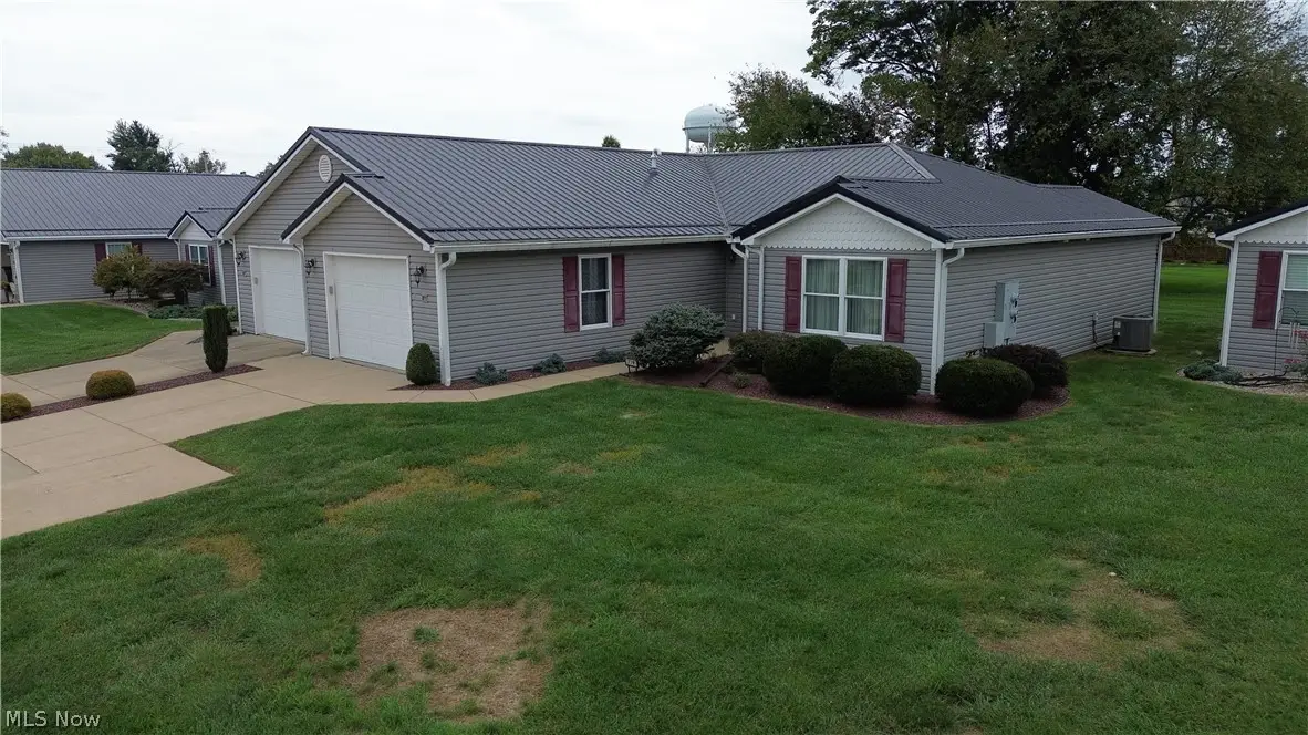 719 Oak Tree Lane, Belpre, OH 45714 - #1