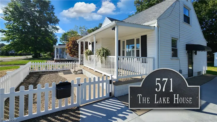 571 E Lake Avenue, Barberton, OH 44203 - #2