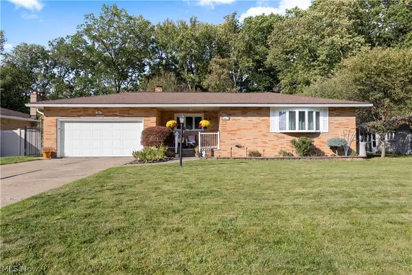 837 E Dartmoor Avenue, Seven Hills, OH 44131