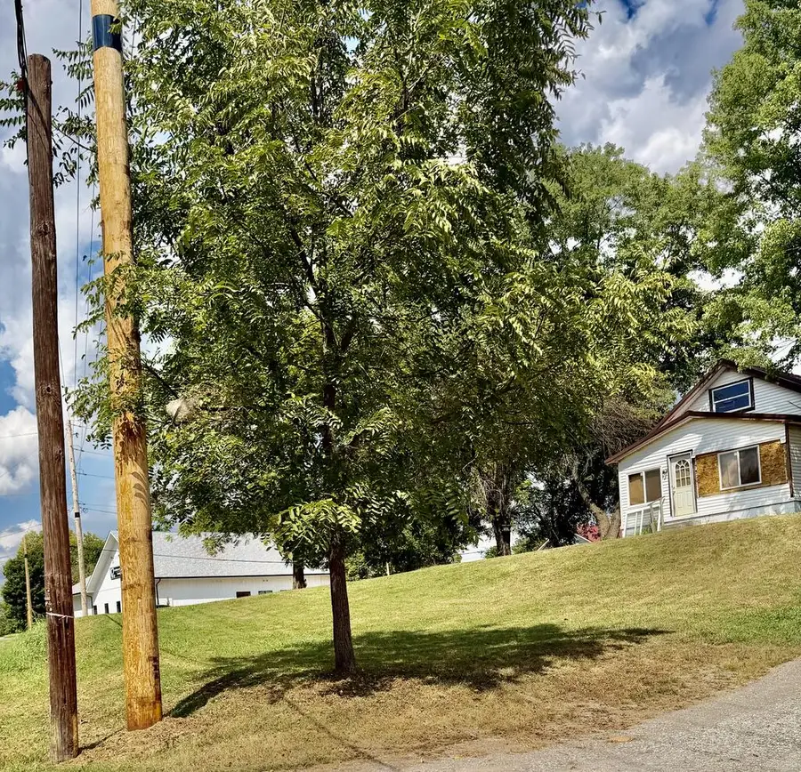 405 W 2nd St, Waverly, OH 45690 - #2