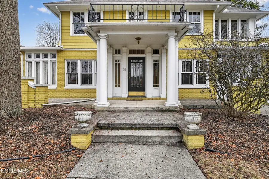 210 W Indiana Avenue, Perrysburg, OH 43551 - #2