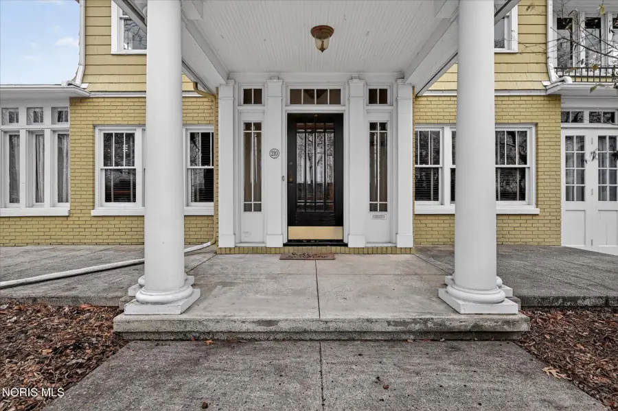 210 W Indiana Avenue, Perrysburg, OH 43551 - #3