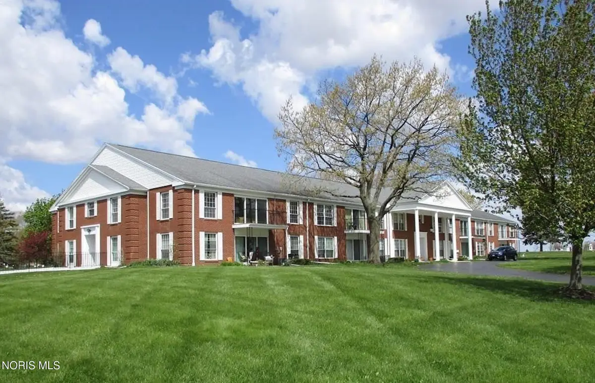 425 W Ridge Drive, Fostoria, OH 44830 - #1