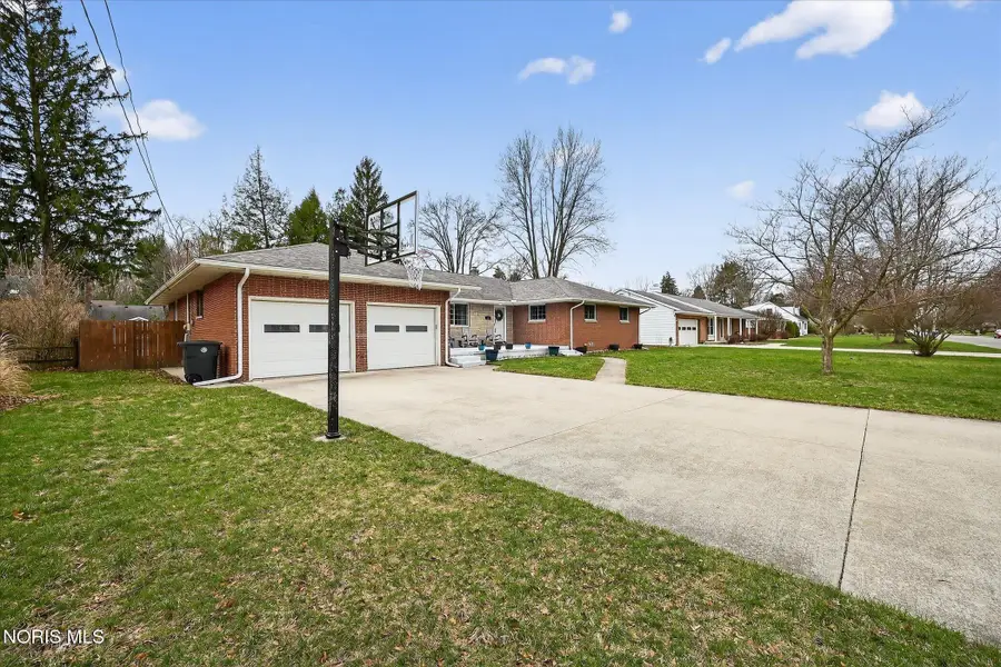 915 Carol Road, Bowling Green, OH 43402 - #3