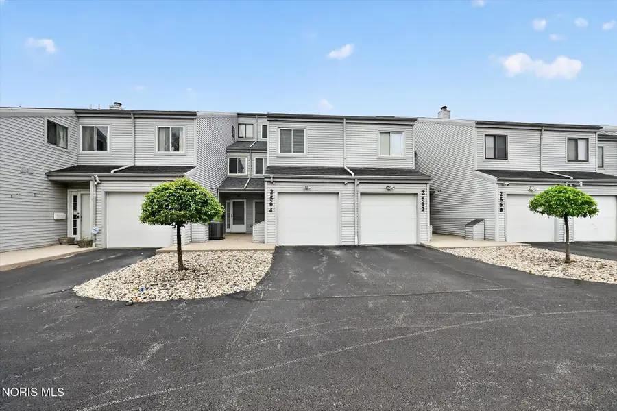 2564 W Village Drive, Toledo, OH 43614 - #2