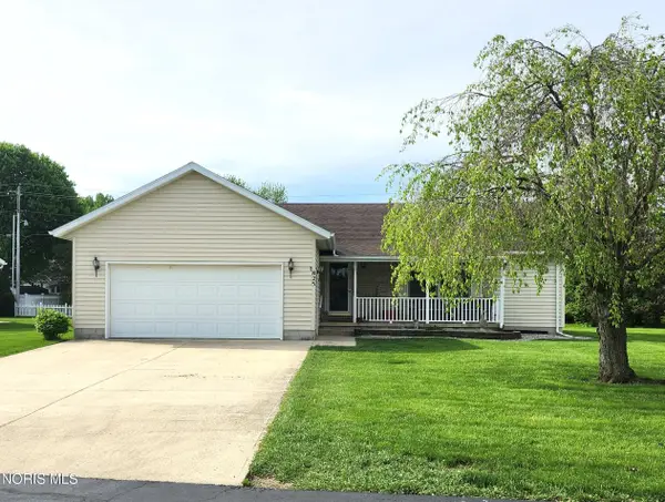 825 Oak Ridge Drive, Fostoria, OH 44830