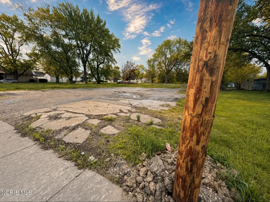 1108 E Manhattan Boulevard, Toledo, OH 43608 - #3
