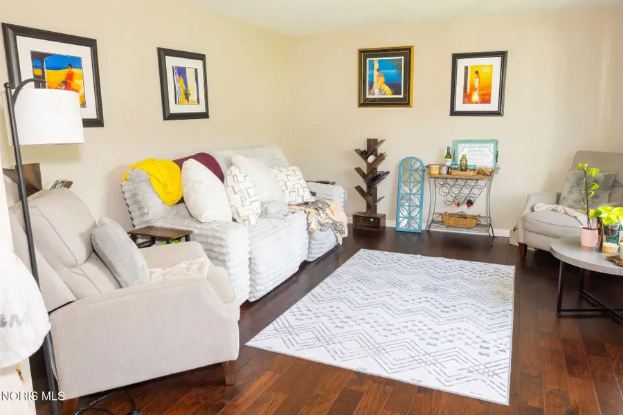 6727 Sue Lane, Maumee, OH 43537 - #3