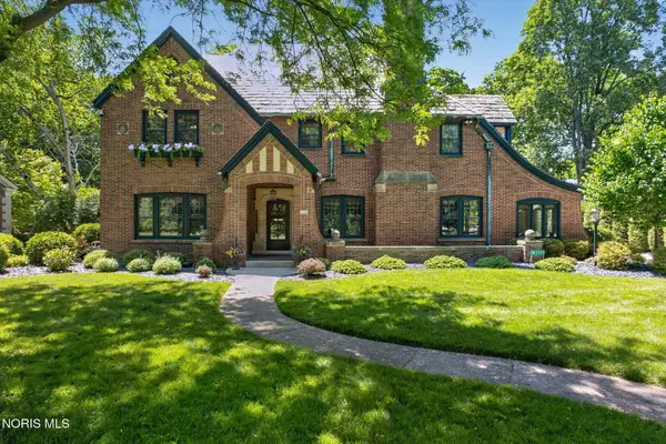 2151 Hawthorne Road, Ottawa Hills, OH 43606