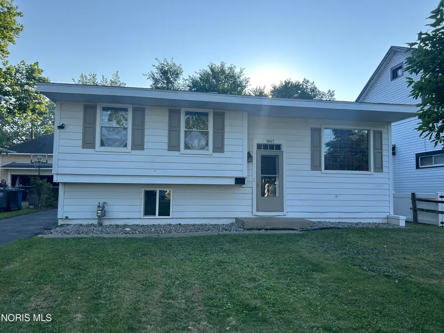 5847 Adelaide Drive, Toledo, OH 43613 - #2