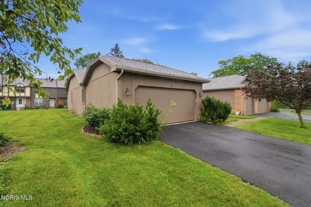 7 Meadowpond Drive, Perrysburg, OH 43551 - #1