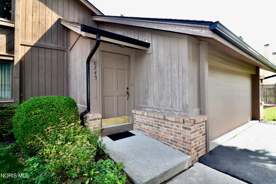 6745 5th Avenue, Sylvania, OH 43560 - #2