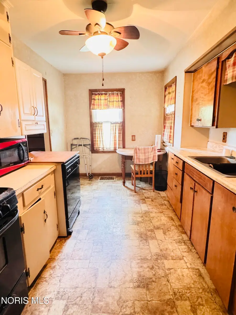 906 S Cherry Street, Bryan, OH 43506 - #2