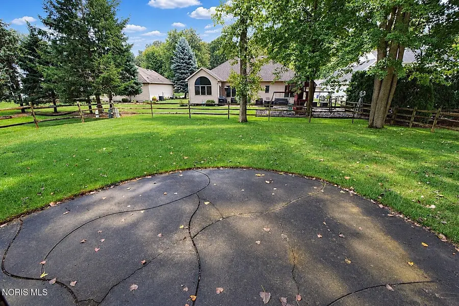 701 Whisperlake Rd, Holland, OH 43528 - #3