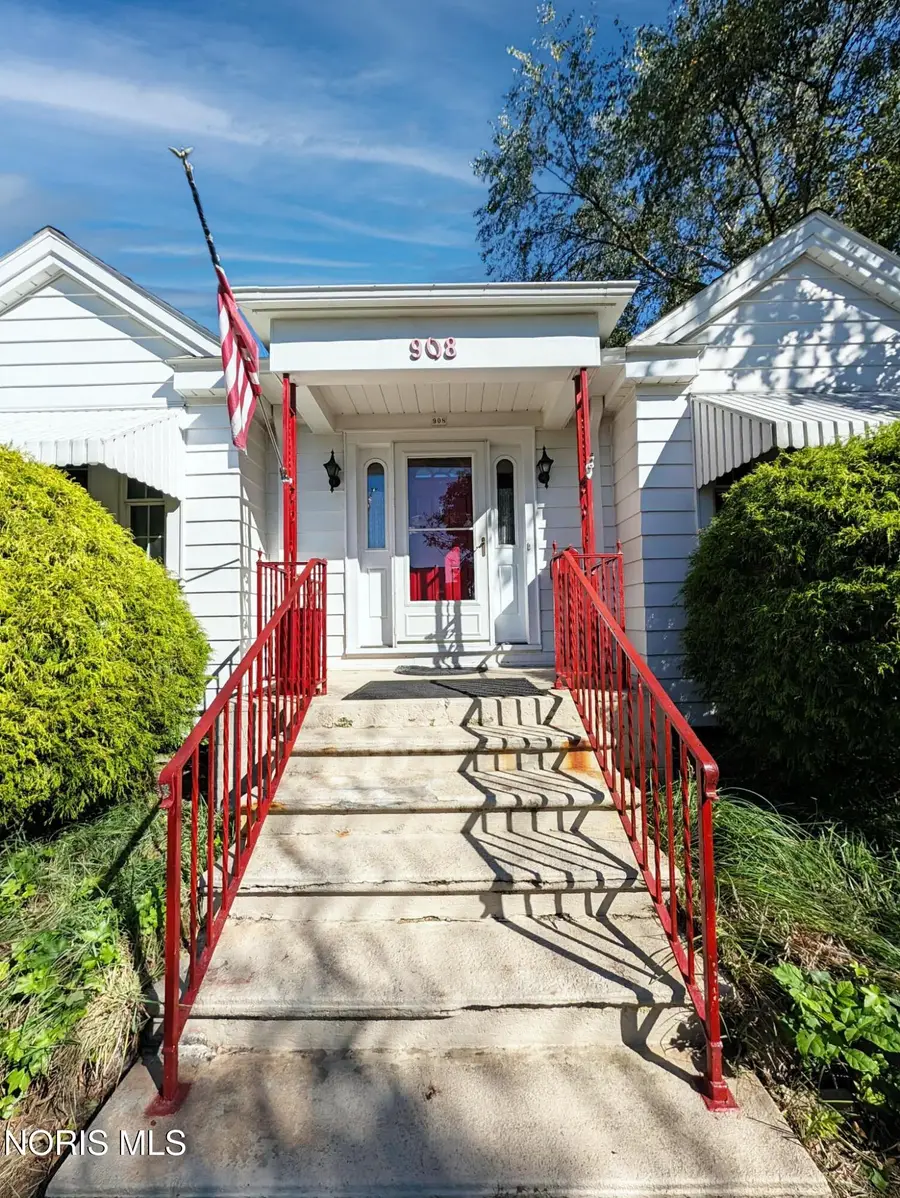 908 Cory Street, Fostoria, OH 44830 - #2