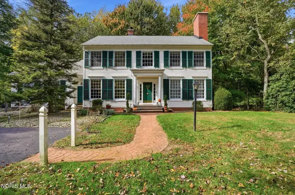 30 Tanglewood Lane, Bowling Green, OH 43402