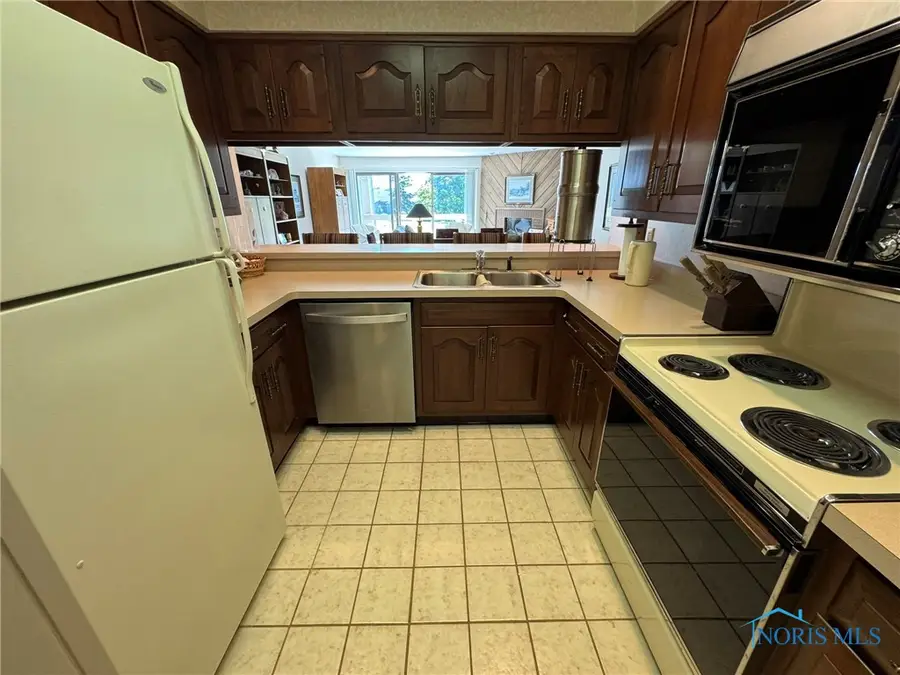 3305 N Stonehouse Drive, Port Clinton, OH 43452 - Image #2