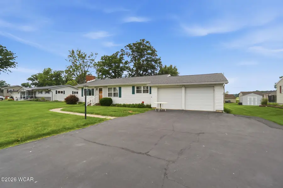 402 Woodlawn Drive, Wapakoneta, OH 45895 - #2