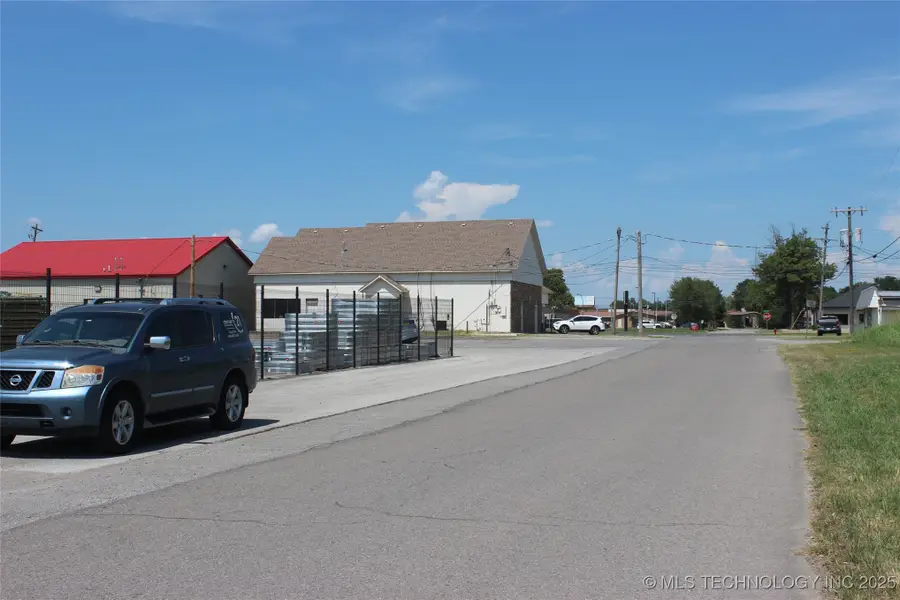 S Grant Avenue, Wagoner, OK 74467 - #3