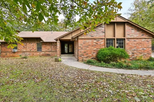 9227 S 43rd West Street, Tulsa, OK 74132