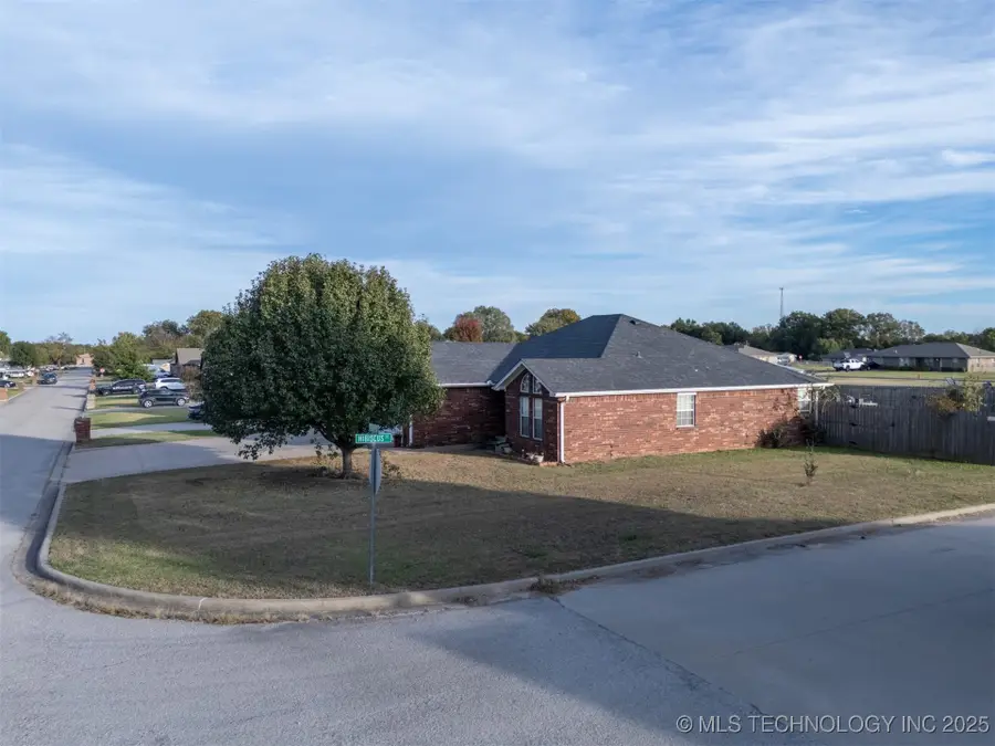 213 Laurel Street, Lone Grove, OK 73443 - Image #2