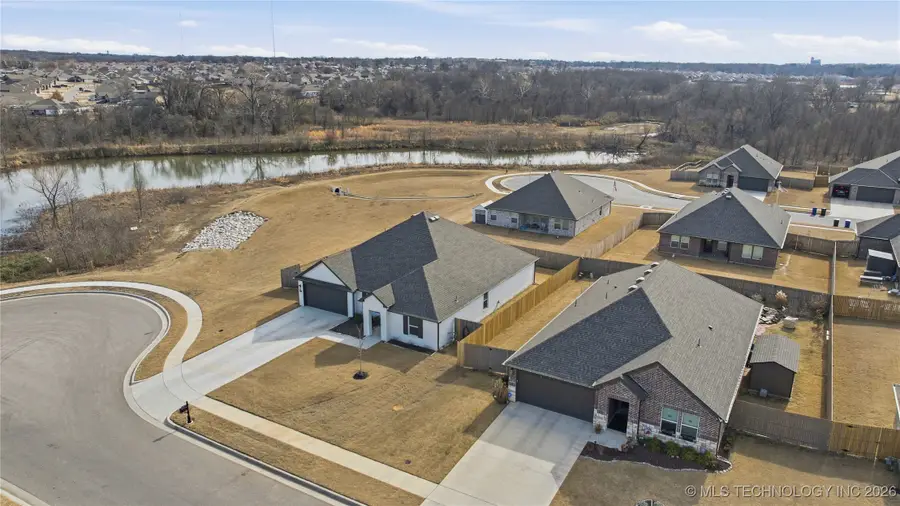 7407 E Oakridge Court, Broken Arrow, OK 74014 - Image #2