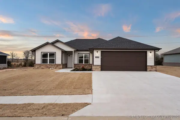 1129 Center Court Circle, Grove, OK 74344