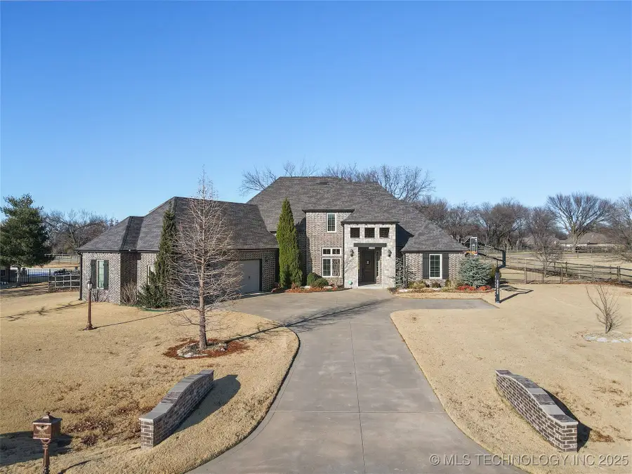 19063 E Twin Creeks Drive, Owasso, OK 74055 - Image #2