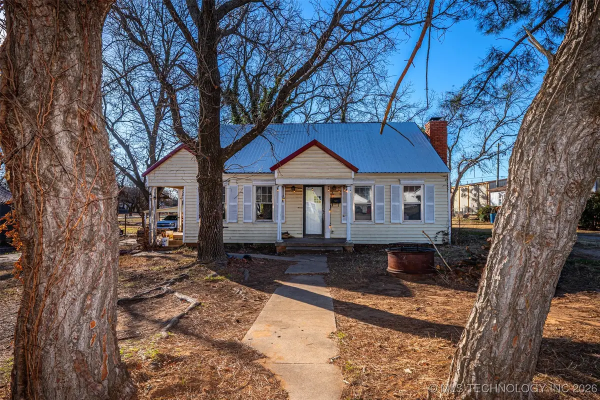 425 E Park Avenue, Waurika, OK 73573 - #1