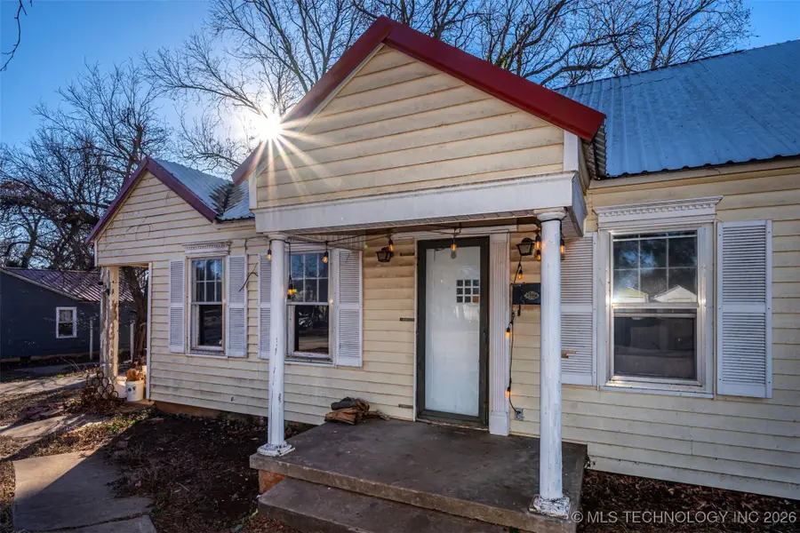 425 E Park Avenue, Waurika, OK 73573 - #3