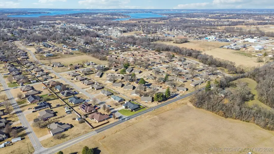 811 E 7th Street, Grove, OK 74344 - #3