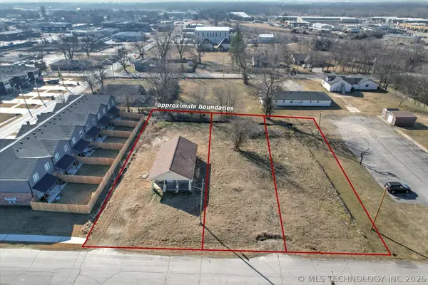 204 W 2nd Street, Owasso, OK 74055