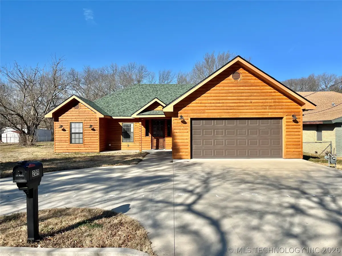 209 9th Avenue Nw, Madill, OK 73446 - #1