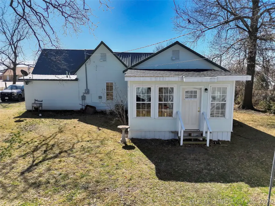 221 W Poplar Street, Stilwell, OK 74960 - #3