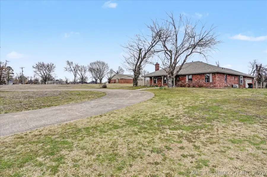 704 N Sioux Avenue, Claremore, OK 74017 - #2