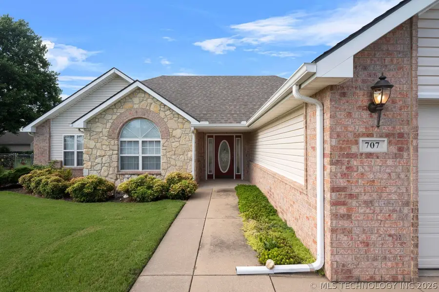 707 E 10th Street, Grove, OK 74344 - #3