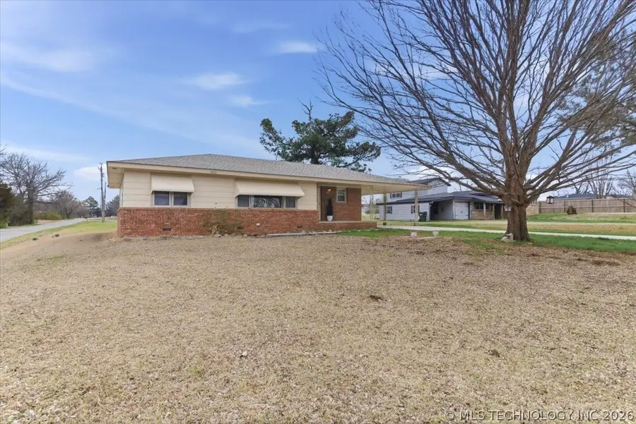 902 S Lake Road, Henryetta, OK 74437 - #3